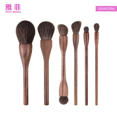 برس مو حیوانات با موهای نرم و متراکم، طراحی زاویه‌دار مناسب برای کارهای دقیق که نیاز به لمس ملایم و دقت دارند
